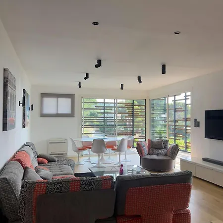 Contemporary Overlooking Gold Islands * Carqueiranne