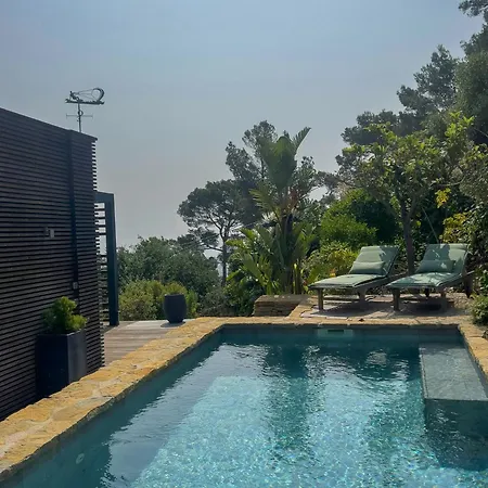 Contemporary Overlooking Gold Islands Carqueiranne