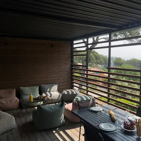 Vakantiehuis Contemporary Overlooking Gold Islands